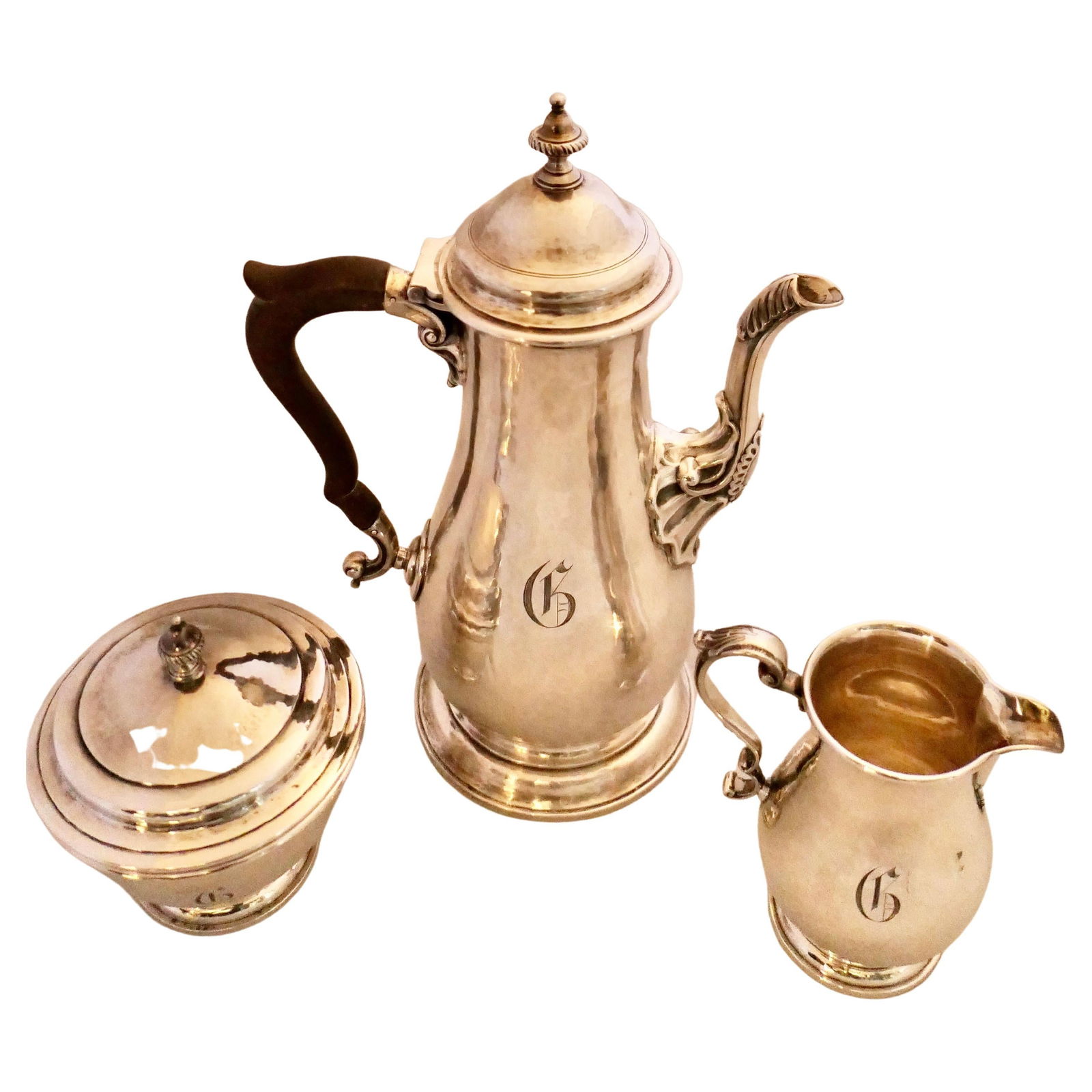 Colonial Revival Rosewood Sterling Silver Tea Set - Set of 3: Colonial Revival Rosewood Sterling Silver Tea Set - Set of 3 This exquisite vintage tea set showcases a harmonious blend of sterling silver and rich rosewood, embodying the Colonial Revival style. Cra