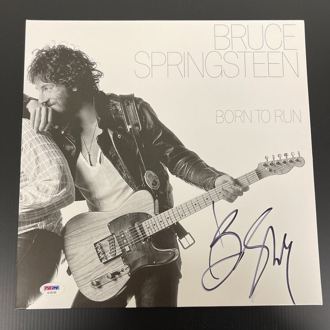 Bruce Springsteen Signed Born to Run Vinyl Album PSA/DNA: Bruce Springsteen Signed Born to Run Vinyl Album PSA/DNA This is a pre-owned Bruce Springsteen 'Born to Run' Vinyl Album cover, autographed by the legendary musician himself. The signature has been au