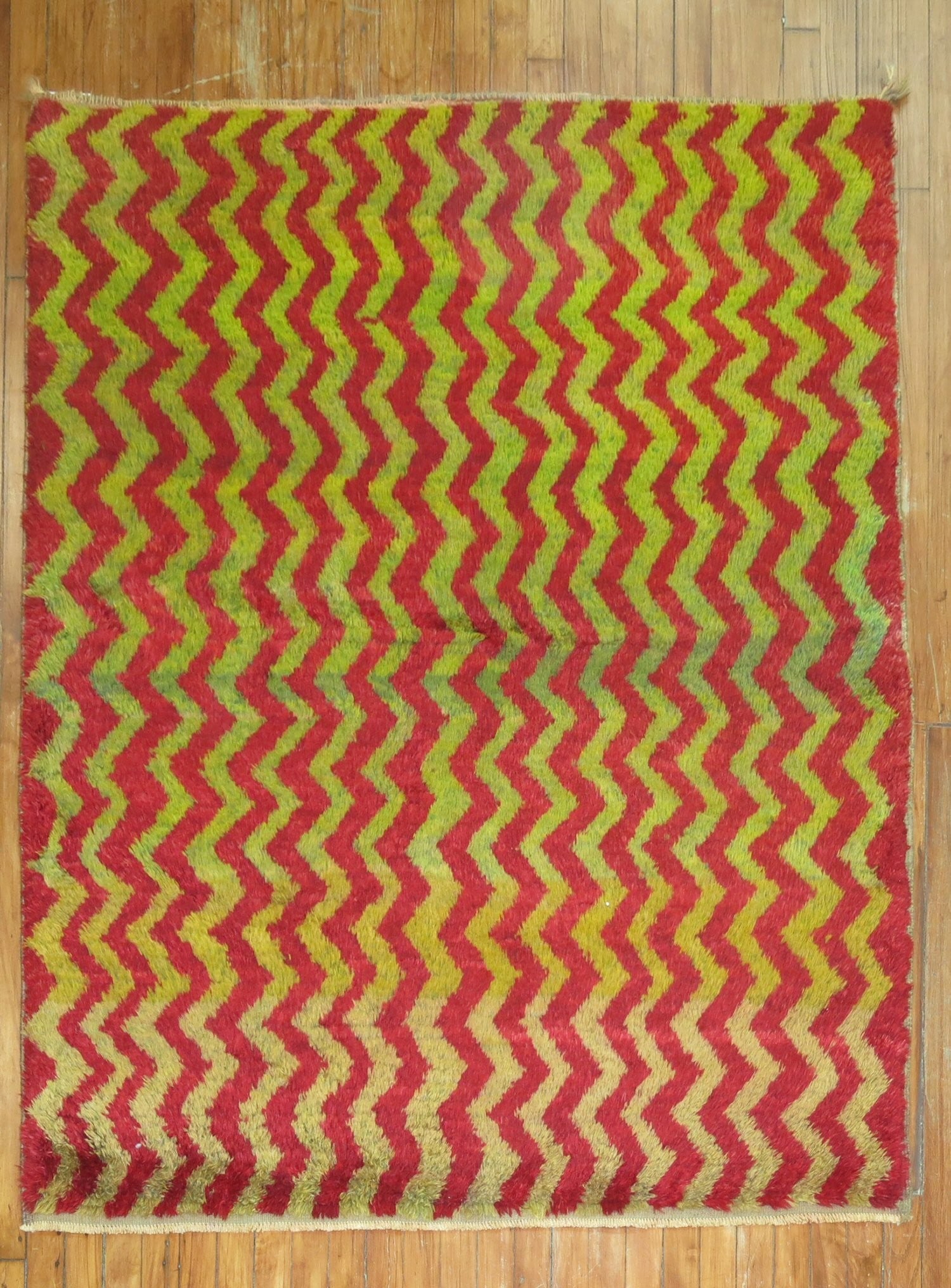 Vintage Turkish Tulu Shag Rug 4'6" x 6' Zig-Zag Design Red Green: Vintage Turkish Tulu Shag Rug 4'6" x 6' Zig-Zag Design Red Green This charming Turkish Tulu shag rug features a vibrant zig-zag motif accented with red and green hues, showcasing the artistry from the