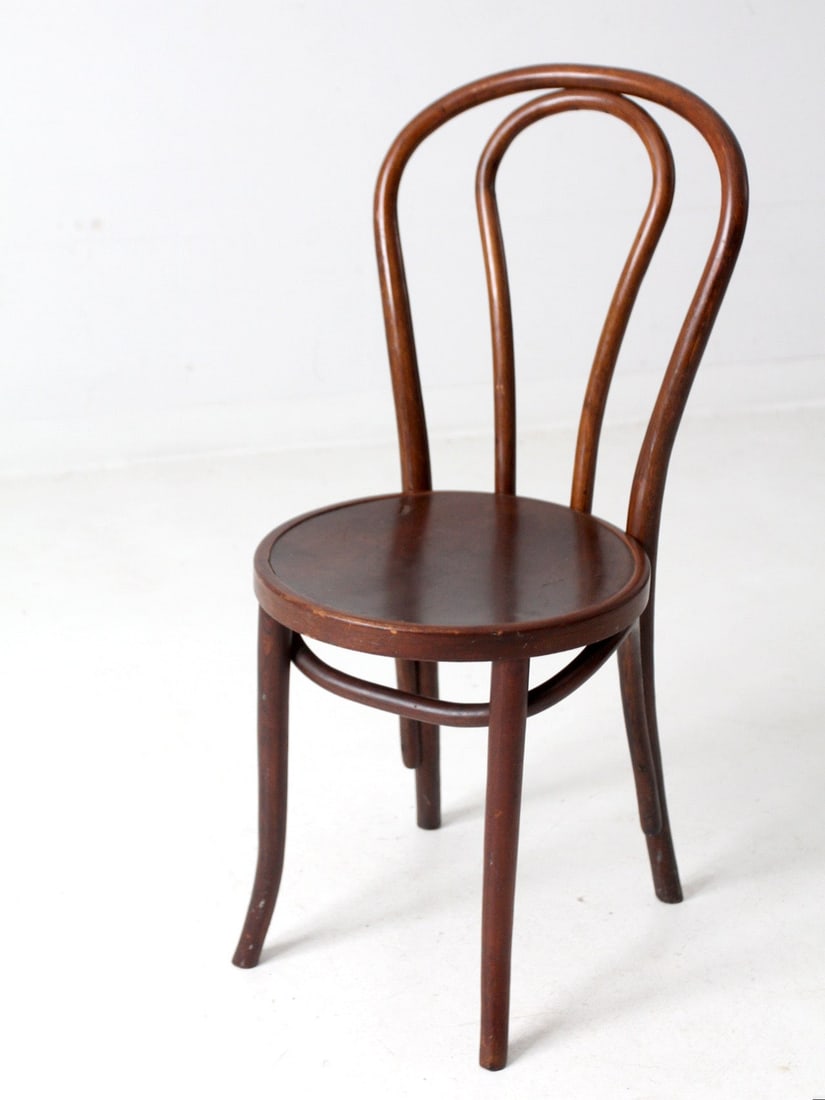 Vintage Thonet Style Bentwood Cafe Chair 35.5" Height: Vintage Thonet Style Bentwood Cafe Chair 35.5" Height This is a Great Northern Chair Company bentwood chair circa early 20th century. The Thonet style cafe chair has a classic shape with a beautiful w