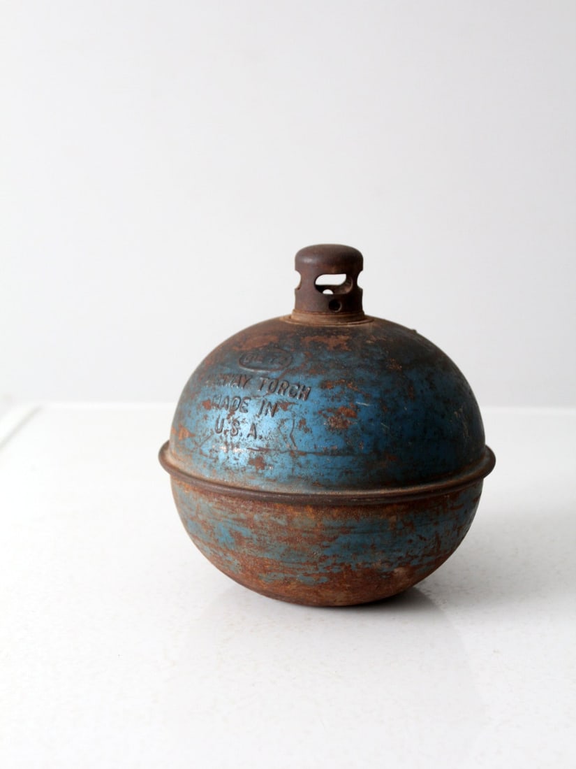 Vintage Dietz Highway Torch 7.75 inch Kerosene Smudge Pot: Vintage Dietz Highway Torch 7.75 inch Kerosene Smudge Pot This vintage Dietz Highway Torch circa 1940s - 1960s. The metal smudge pot was used as a road or railroad warning at night. Filled with kerose