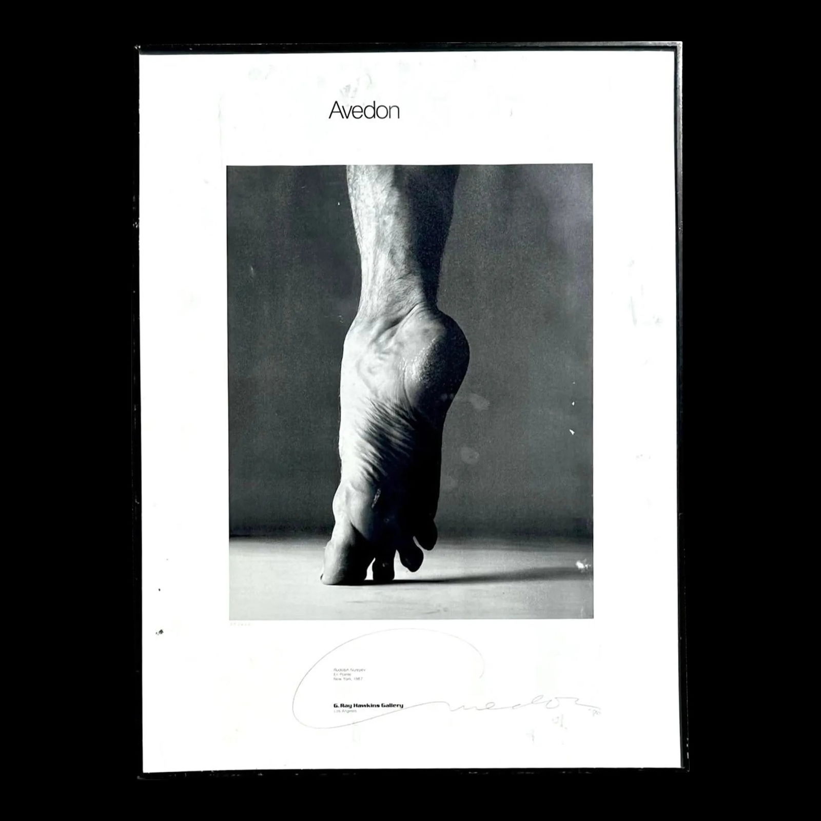 Signed Richard Avedon Vintage Exhibition Poster 23.5 x 31.25: Signed Richard Avedon Vintage Exhibition Poster 23.5 x 31.25 Add an iconic touch of mid-century flair to your art collection with this Vintage Boho Signed Richard Avedon Exhibition Poster. This striki