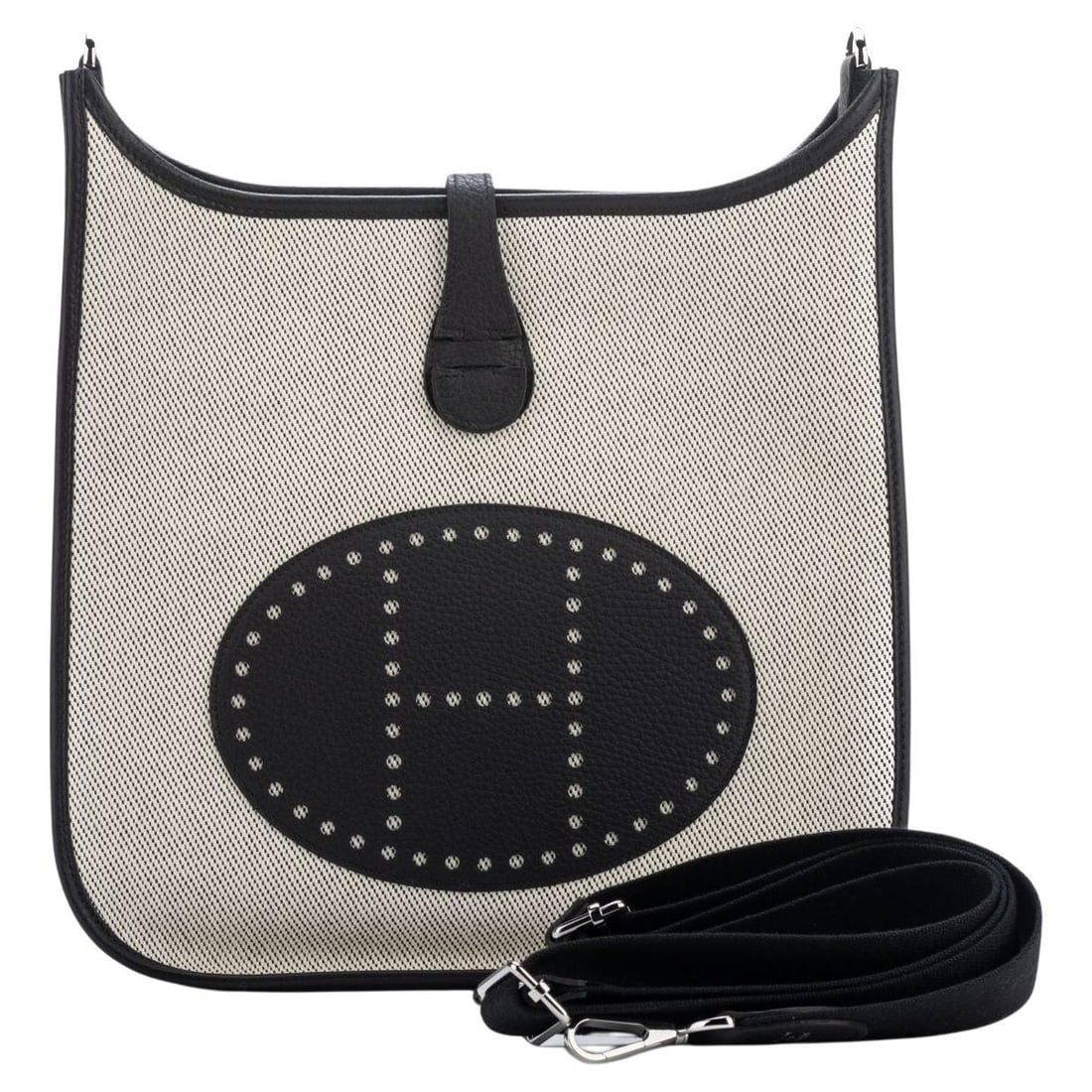 Hermes Evelyne PM Black Clemence Leather Crossbody Bag 2021: Hermes Evelyne PM Black Clemence Leather Crossbody Bag 2021 This exquisite Hermes Evelyne PM bag is crafted from luxurious black clemence leather with ecru toile accents and palladium hardware. The ba