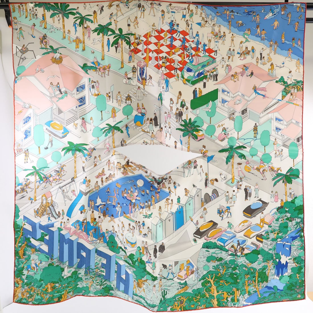 HERMES Silk Scarf 90x90 White Multicolor Elegant Accessory: HERMES Silk Scarf 90x90 White Multicolor Elegant Accessory Elevate your accessory collection with this exquisite HERMES scarf, crafted from luxurious silk. Featuring a classic white base adorned with 