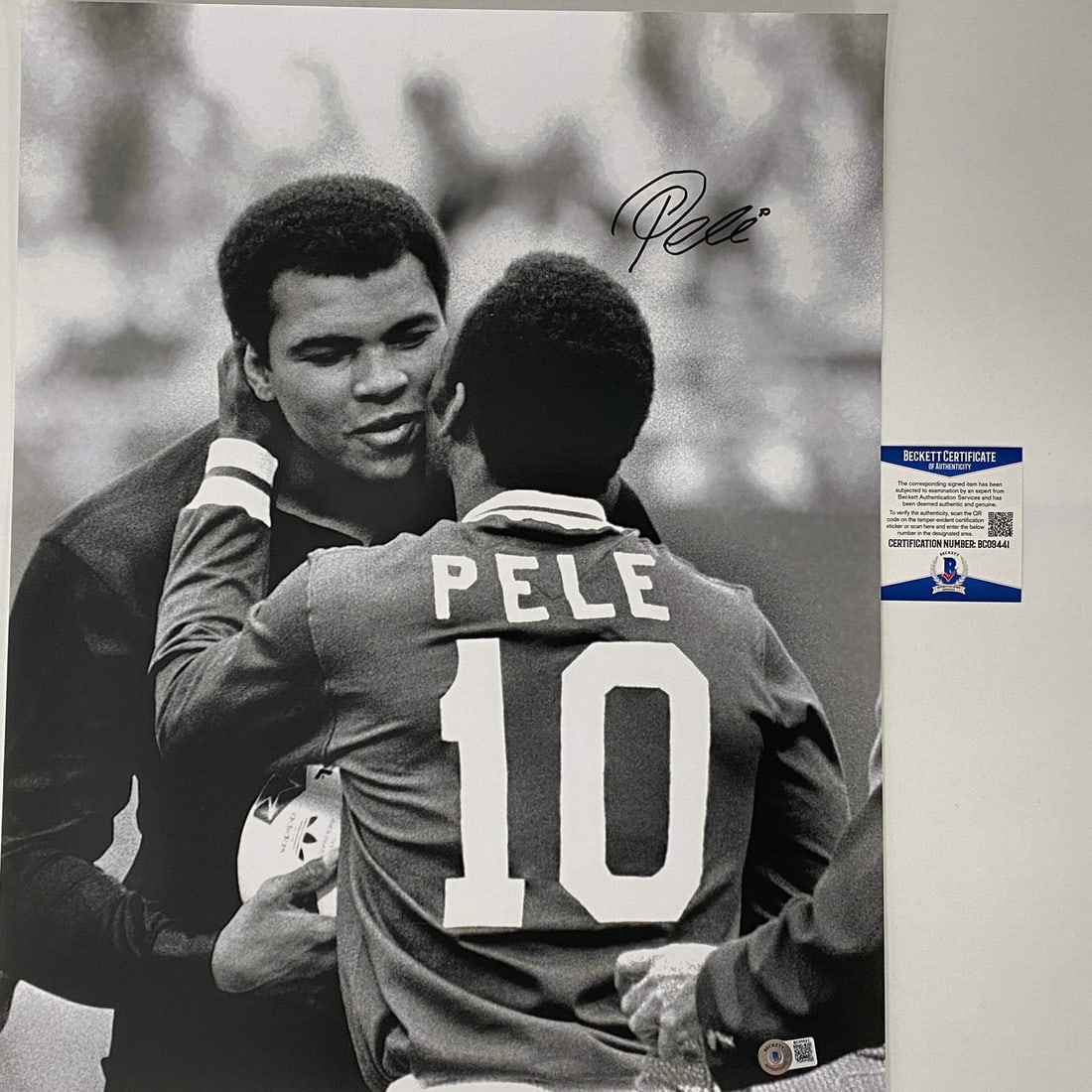 Pele Autographed 16x20 Brazil Soccer Photo Beckett Authenticated: Pele Autographed 16x20 Brazil Soccer Photo Beckett Authenticated This striking 16x20 photo features the legendary Pele, a celebrated figure in soccer history, proudly representing Brazil. The photo ha