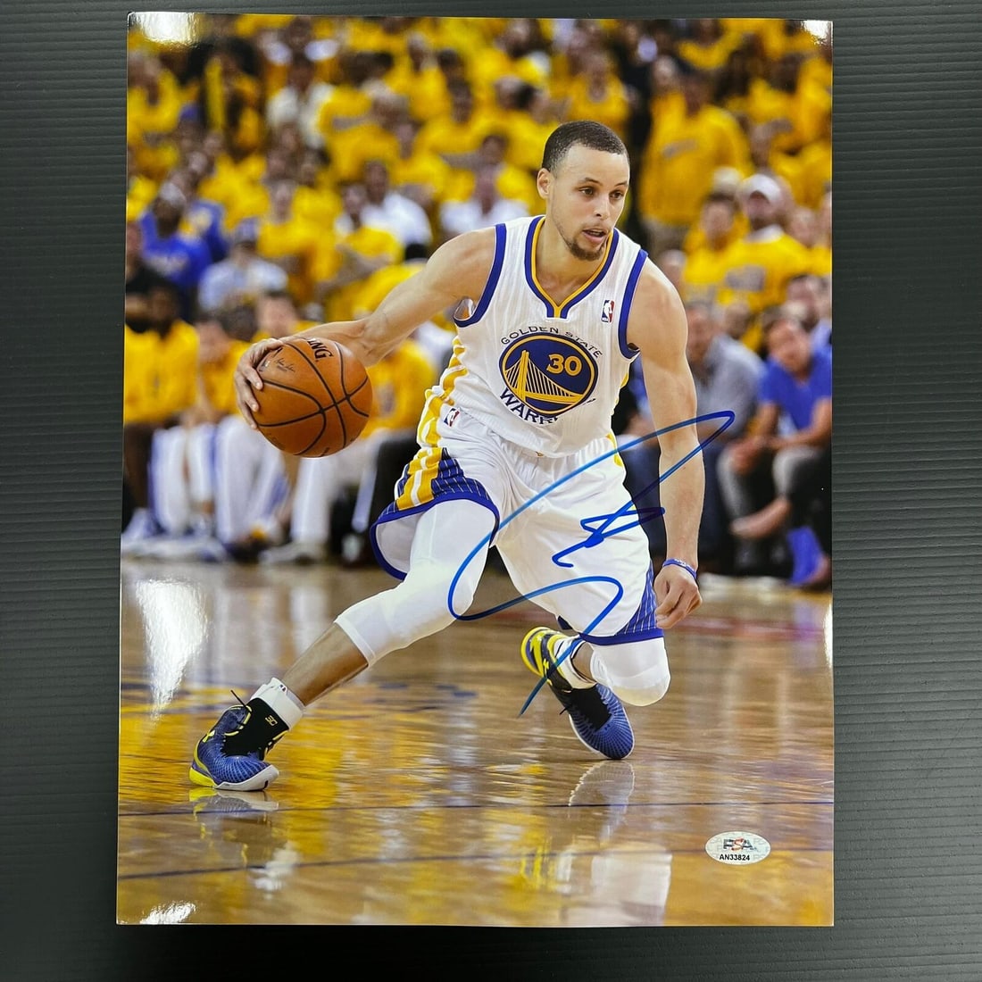 Stephen Curry Autographed 11x14 Photo PSA/DNA Golden State Warriors: Stephen Curry Autographed 11x14 Photo PSA/DNA Golden State Warriors This is a professionally printed 11x14 photograph featuring Stephen Curry of the Golden State Warriors. The photograph is authentica