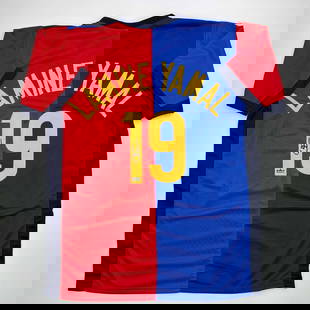Lamine Yamal Autographed FC Barcelona Reprint Jersey JSA Authenticated: Lamine Yamal Autographed FC Barcelona Reprint Jersey JSA Authenticated Celebrate the talent of Lamine Yamal with this authentic FC Barcelona reprint jersey. This pre-owned jersey features the player's