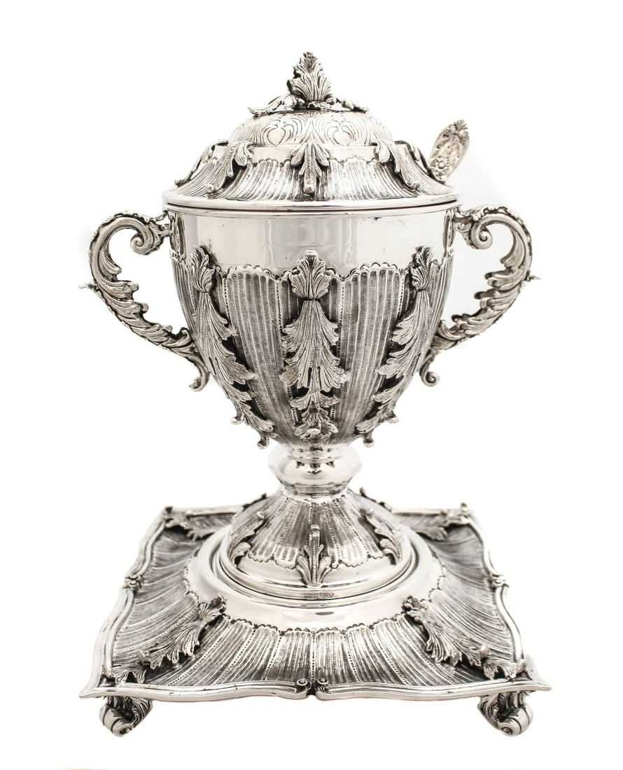 Elegant 925 Sterling Silver Extra Large Fluted Honey Dish & Tray Set: Elegant 925 Sterling Silver Extra Large Fluted Honey Dish & Tray Set This exquisite extra-large fluted honey dish and tray set is crafted from fine 925 sterling silver, showcasing intricate handmade c