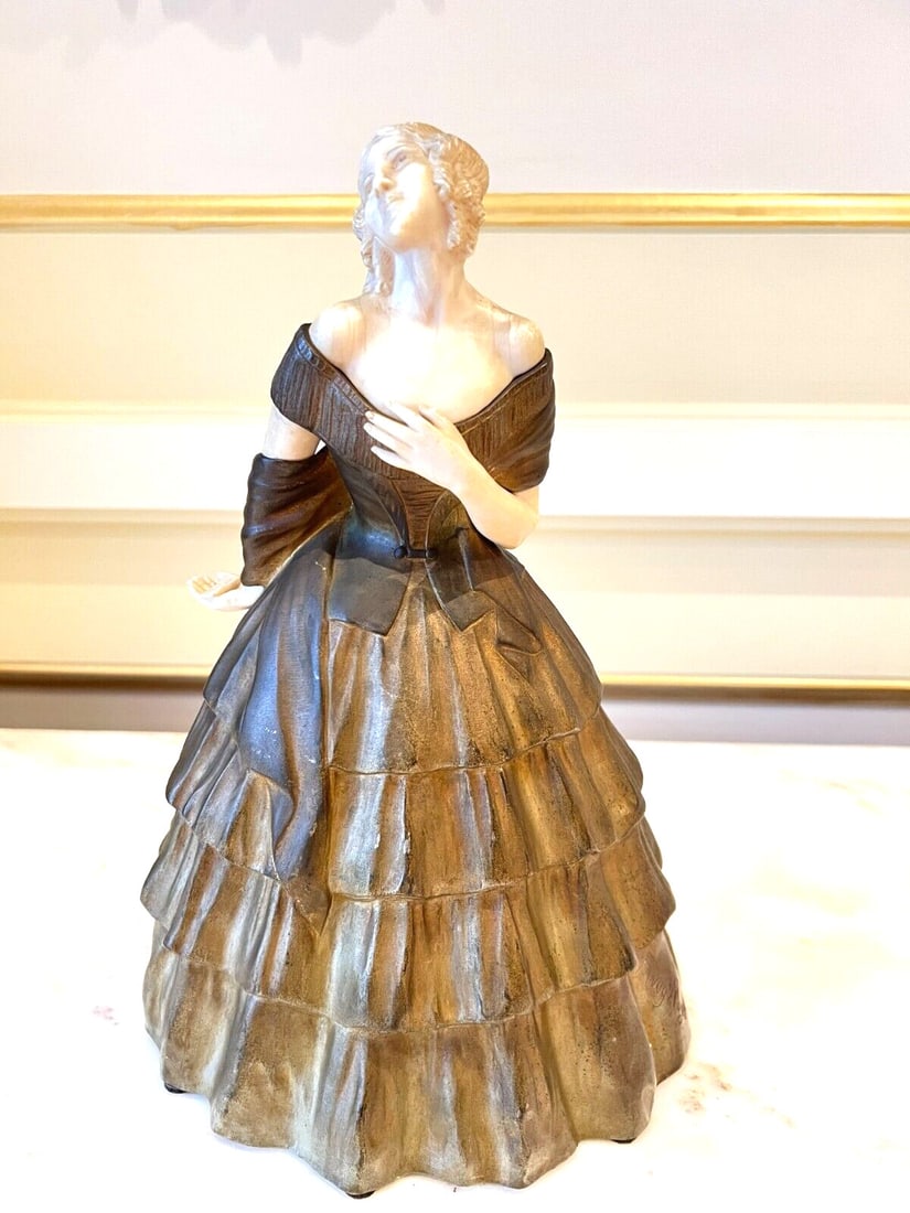 French Art Deco Bronze Statue Lady with Love Letter by Fanny Rozet: French Art Deco Bronze Statue Lady with Love Letter by Fanny Rozet This stunning original French Art Deco statue, crafted by Fanny Rozet, depicts a lady gracefully holding a love letter. Made from hig