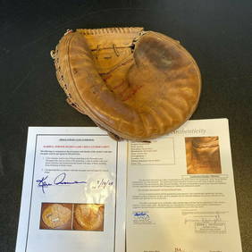 Darrell Porter 1971 Rookie Signed Game Used Catcher's Mitt JSA PSA DNA (1 of 9)