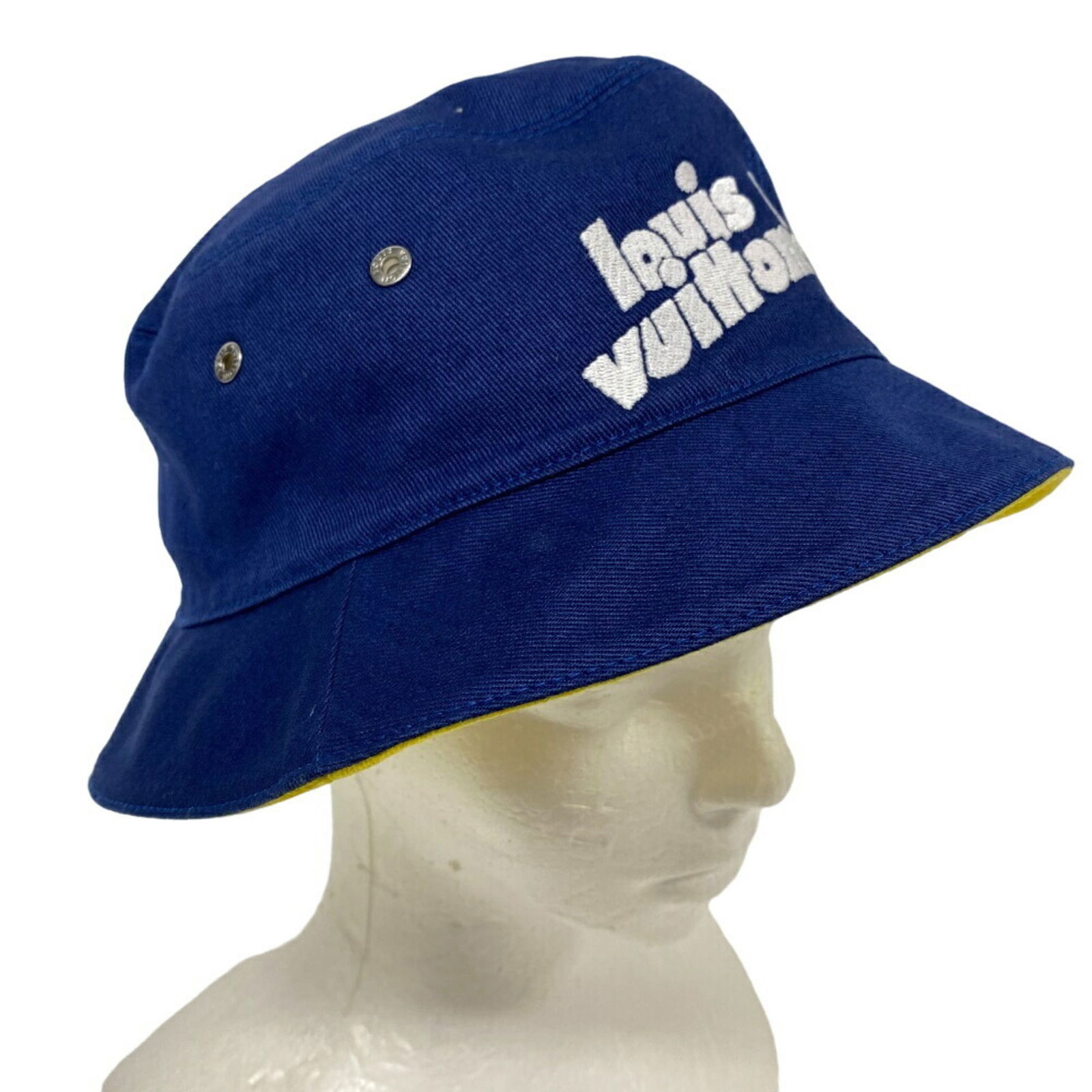 Louis Vuitton MP3123 Blue Cotton Bucket Hat 60cm Unisex: Louis Vuitton MP3123 Blue Cotton Bucket Hat 60cm Unisex Introducing the Louis Vuitton MP3123 Bonnet Everyday LV Bucket Hat, a stylish and versatile accessory suitable for both men and women. This buck