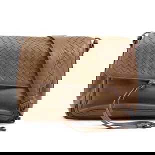 Bottega Veneta Brown Intrecciato Leather Shoulder Bag 20x27x10cm: Bottega Veneta Brown Intrecciato Leather Shoulder Bag 20x27x10cm This Bottega Veneta shoulder bag showcases exquisite craftsmanship with its iconic Intrecciato leather design. The rich brown color com