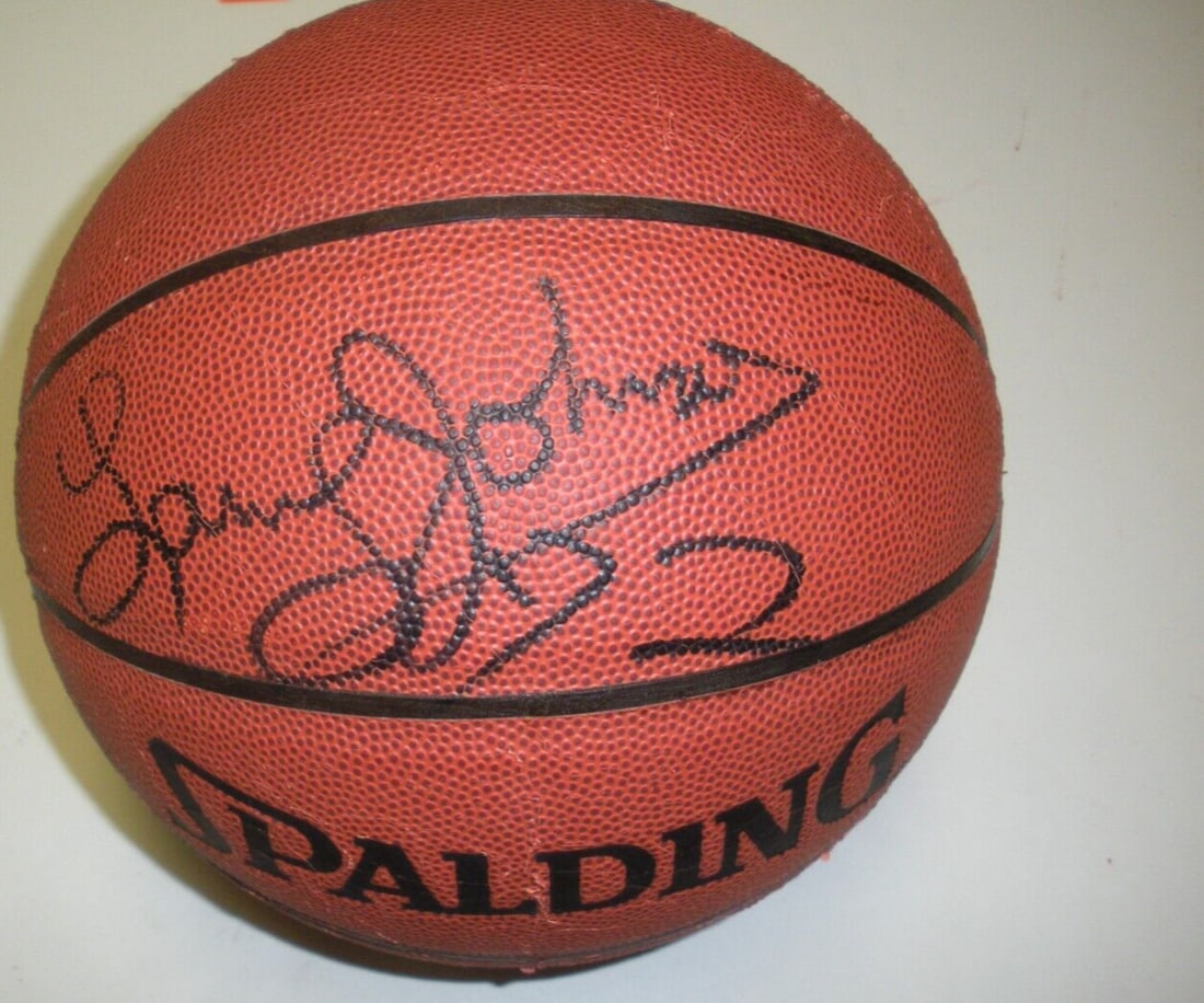 Larry Johnson Signed Basketball with COA - Knicks UNLV Hornets: Larry Johnson Signed Basketball with COA - Knicks UNLV Hornets This authentic basketball features the signature of Larry Johnson, a celebrated player known for his time with the New York Knicks, UNLV,