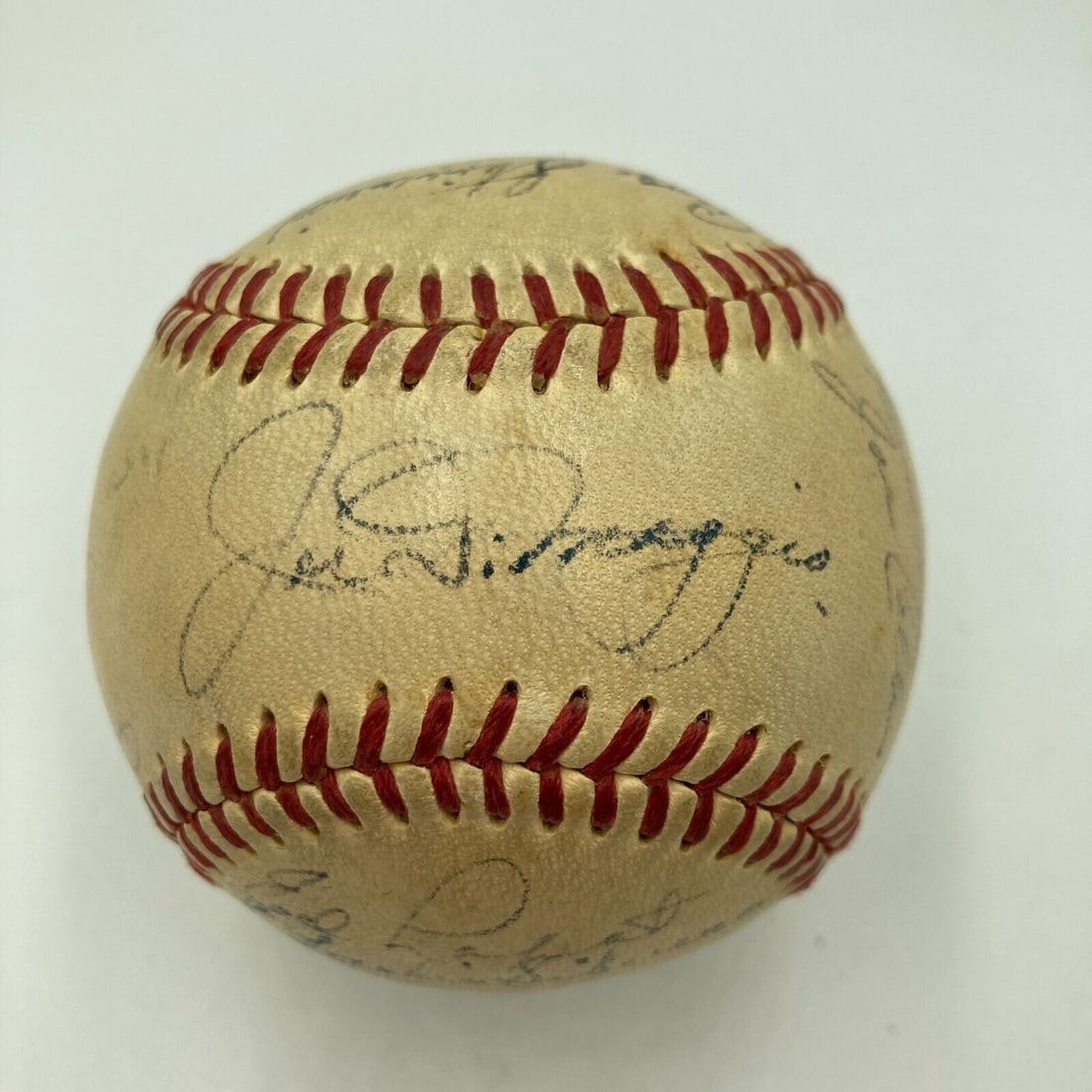 1950 New York Yankees Signed Baseball with JSA COA Joe DiMaggio: 1950 New York Yankees Signed Baseball with JSA COA Joe DiMaggio This is an official American League baseball (Harridge) commemorating the 1950 World Series Champions, the New York Yankees. The basebal