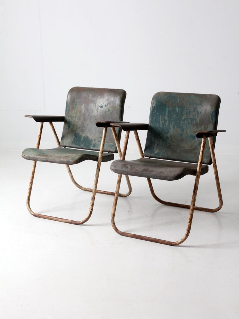 Vintage Mid Century Folding Patio Chairs Pair in Russel Wright Style: Vintage Mid Century Folding Patio Chairs Pair in Russel Wright Style This pair of mid 20th century vintage metal folding chairs is designed in the style of Russel Wright's Samsonite chairs. Featuring