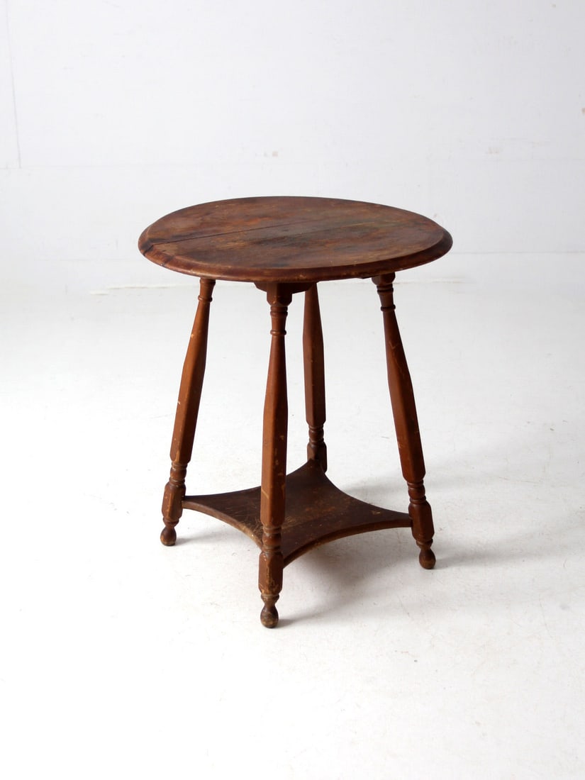 Vintage Wooden Side Table with Round Top and Turned Legs: Vintage Wooden Side Table with Round Top and Turned Legs This vintage wooden side table showcases a beautifully aged brown finish, adding warmth and character to your space. Its round top is supported