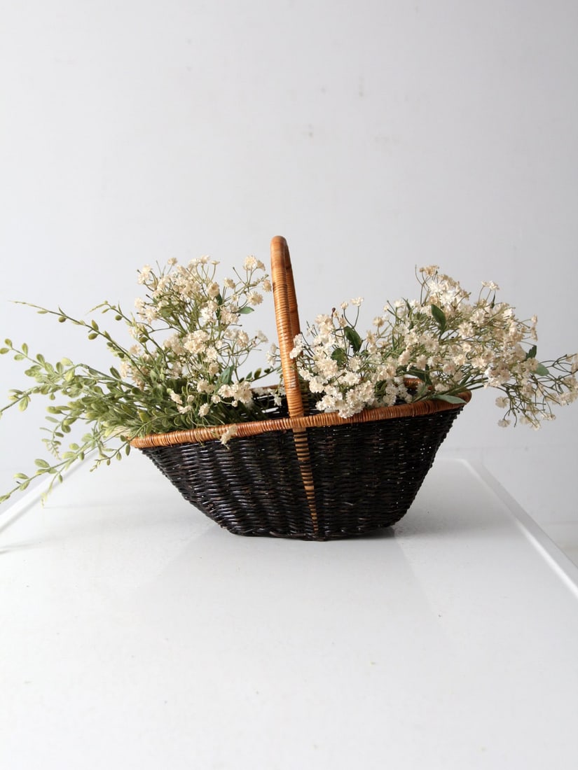 Vintage Oval Black Woven Basket with Sturdy Handle: Vintage Oval Black Woven Basket with Sturdy Handle This vintage woven black basket showcases an elegant oval shape and a sturdy handle, making it an ideal choice for both storage and decorative purpos