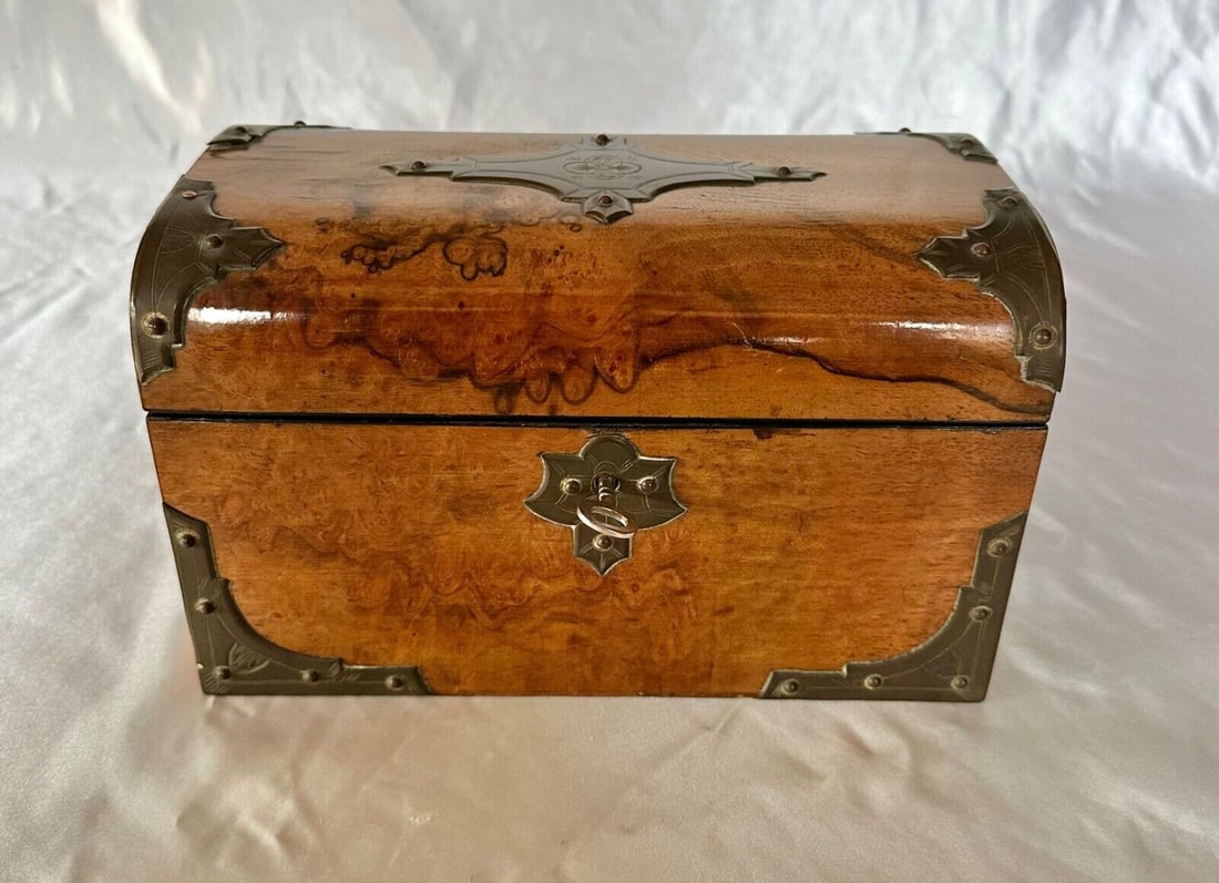 1840s English Wooden Brass Double Tea Caddy Box with Lock and Key: 1840s English Wooden Brass Double Tea Caddy Box with Lock and Key This exquisite 1840s English wooden brass double tea caddy box is a stunning example of craftsmanship from its era. Weighing approxima