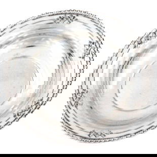 Wallace Silversmiths Sterling Silver Bowl 10 in Diameter 1930s Gadroon Design: Wallace Silversmiths Sterling Silver Bowl 10 in Diameter 1930s Gadroon Design Being offered is a sterling silver bowl made by Wallace Silversmiths. It has a gadroon design around the rim with six flor