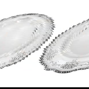 Antique Sterling Silver Centerpiece Bowl 4 in Height 13 in Diameter: Antique Sterling Silver Centerpiece Bowl 4 in Height 13 in Diameter This exquisite sterling silver centerpiece bowl, crafted by Wallace Silversmiths in the mid nineteenth century, features an elegant