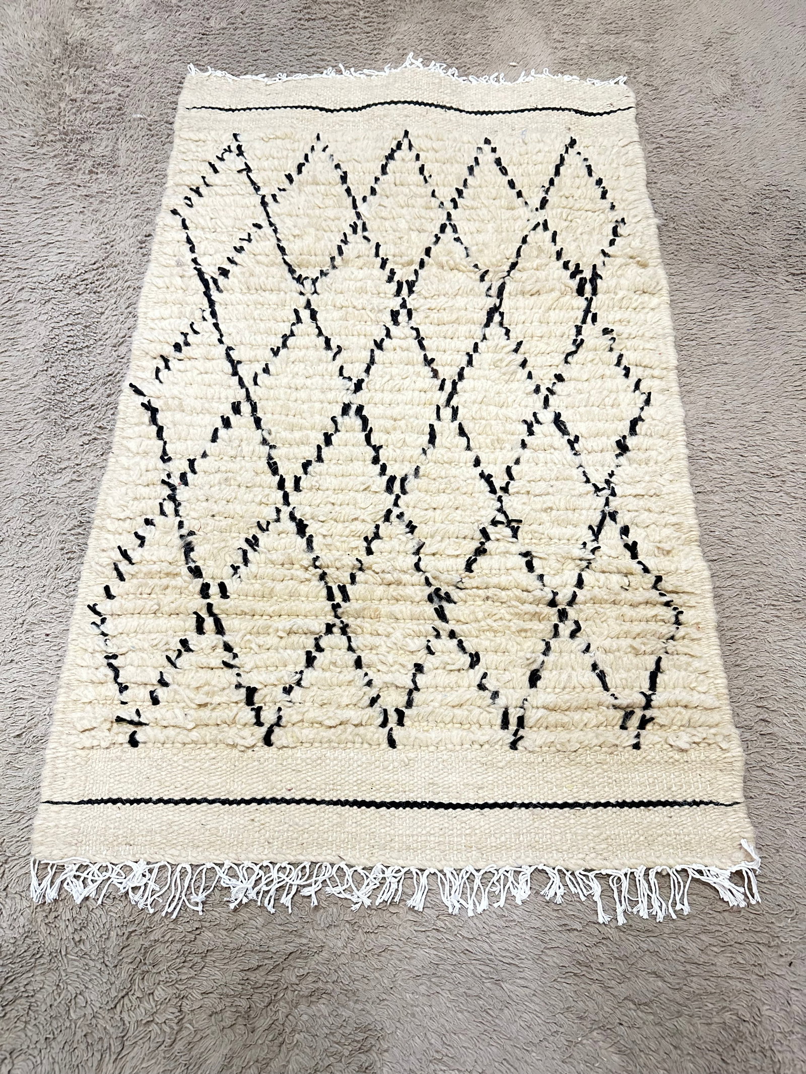 Exquisite Handmade Amazigh Rug from Morocco: Exquisite Handmade Amazigh Rug from Morocco Discover the exquisite craftsmanship of this Authentic Moroccan Hand-Knotted Rug, a stunning example of Amazigh artistry. Woven by skilled Amazigh women in 