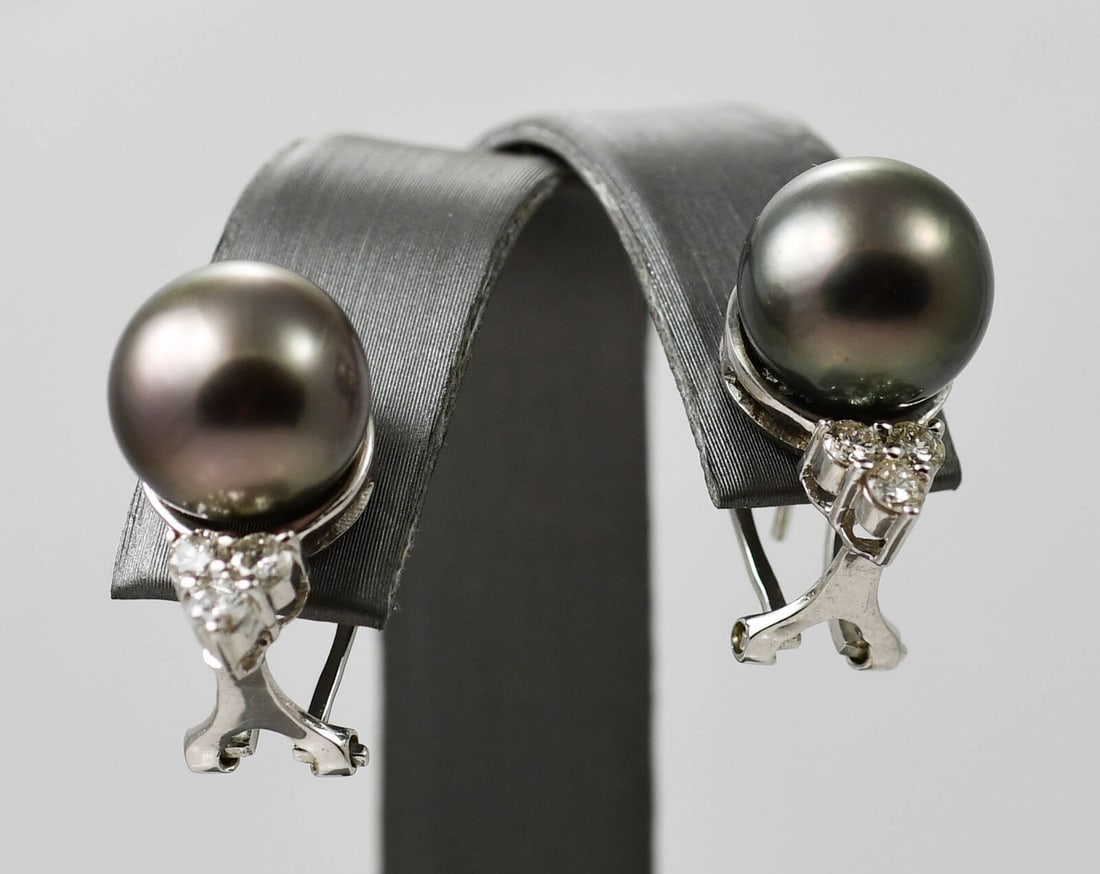 11mm Tahitian Pearl Diamond Stud Earrings 0.50ct in 18k White Gold: 11mm Tahitian Pearl Diamond Stud Earrings 0.50ct in 18k White Gold Elevate your elegance with these stunning 11mm Tahitian pearl and diamond earrings, beautifully crafted in 18k white gold. Each earri