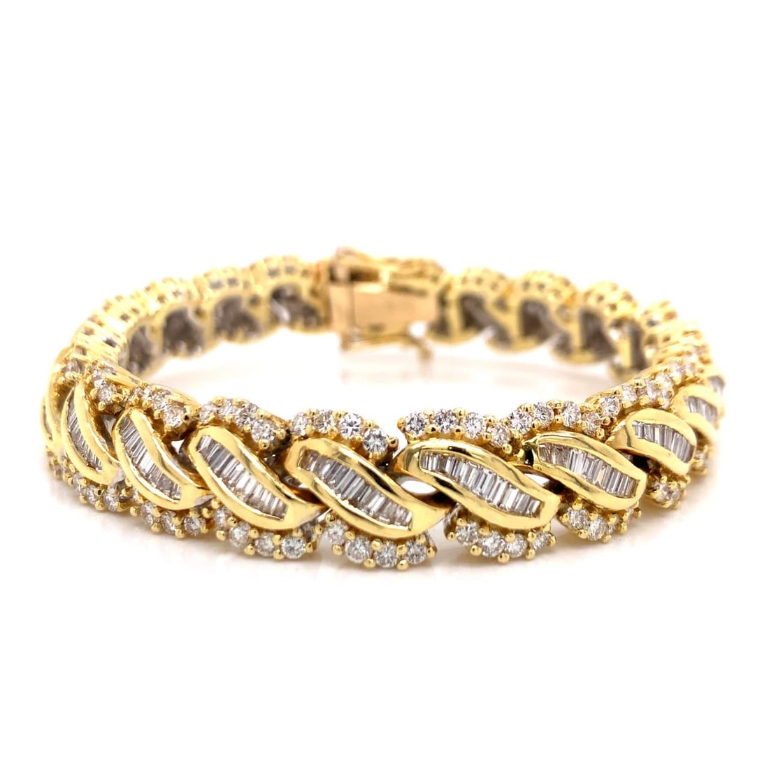 Stunning 13 Ct Diamond Bracelet in 18K Yellow Gold: Stunning 13 Ct Diamond Bracelet in 18K Yellow Gold This stunning bracelet showcases a remarkable total of 13.00 ct of diamonds, expertly mounted with 374 individual stones. Crafted from luxurious 18K 