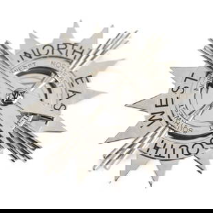 Louis Vuitton Silver Metal Compass Brooch for Women: Louis Vuitton Silver Metal Compass Brooch for Women Enhance your accessory collection with this exquisite Louis Vuitton brooch. Crafted from high-quality metal, this stunning piece features a unique