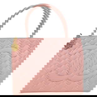 Chanel Pink Caviar Leather Medallion Tote Handbag: Chanel Pink Caviar Leather Medallion Tote Handbag This exquisite Chanel Pink Calfskin Medallion Tote Handbag is crafted from premium caviar skin leather, featuring a stylish matelasse pattern. The han