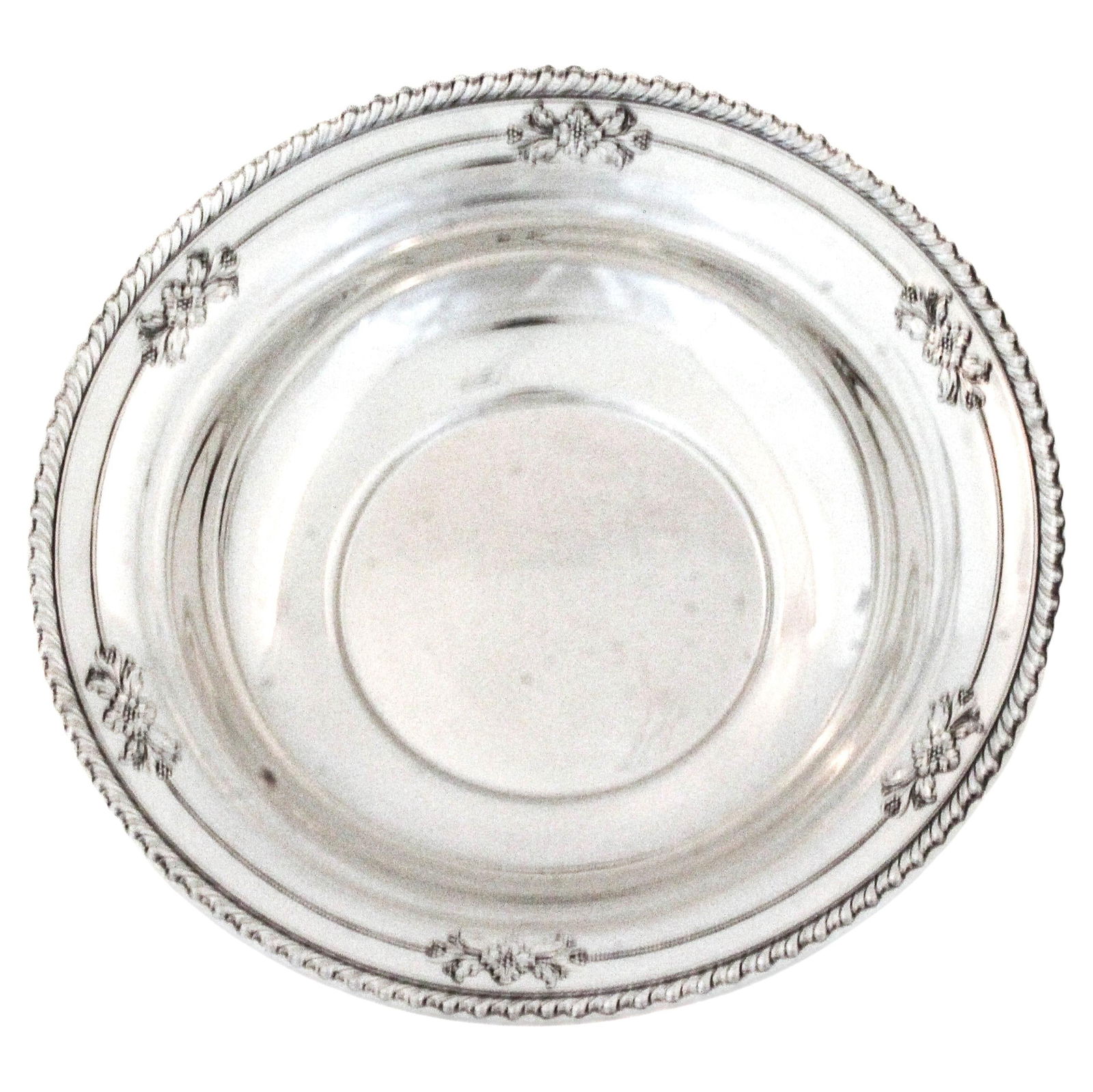 Wallace Silversmiths Sterling Silver Bowl 10 in Diameter 1930s Gadroon Design: Wallace Silversmiths Sterling Silver Bowl 10 in Diameter 1930s Gadroon Design Being offered is a sterling silver bowl made by Wallace Silversmiths. It has a gadroon design around the rim with six flor