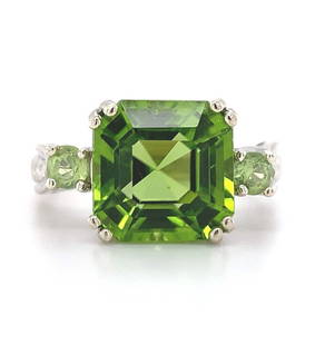 10k White Gold 4.58ct Asscher Cut Peridot Ring with Diamonds Size 7: 10k White Gold 4.58ct Asscher Cut Peridot Ring with Diamonds Size 7 This stunning 10k white gold ring showcases a captivating 4.58ct Asscher cut genuine natural peridot, which exhibits a vibrant