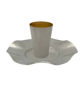 Handmade 925 Sterling Silver Cup and Tray Modern Wave Design: Handmade 925 Sterling Silver Cup and Tray Modern Wave Design This exquisite set features a fine 925 sterling silver cup and tray, showcasing a modern handmade design with striking wave patterns. The