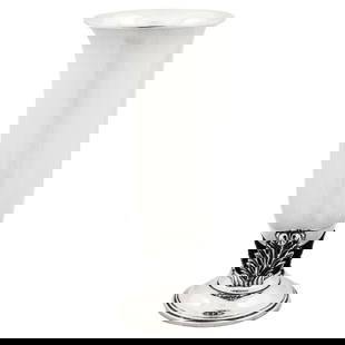 Quaker Silver Company Sterling Silver Vase 8 in Mid-Century Modern: Quaker Silver Company Sterling Silver Vase 8 in Mid-Century Modern This exquisite sterling silver vase from the Quaker Silver Company is a stunning example of Mid-Century modern design. Standing at