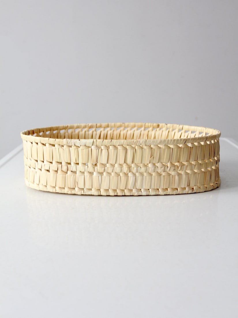 Vintage Oval Basket Natural Weave Rustic Design 14.5x8.5x4: Vintage Oval Basket Natural Weave Rustic Design 14.5x8.5x4 This vintage oval basket features a tightly woven design, showcasing its natural craftsmanship. Perfect for serving or as a decorative piece,