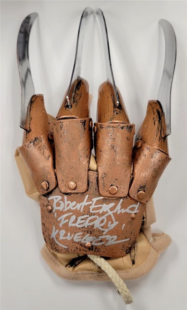 Robert Englund Signed Freddy Krueger Glove Autographed Beckett: Robert Englund Signed Freddy Krueger Glove Autographed Beckett This is an authentic Robert Englund signed "Freddy Krueger" glove prop from the iconic movie "Nightmare on Elm Street." The autograph has