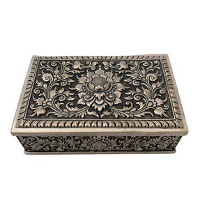 ANTIQUE 800 SILVER HANDMADE INTRICATE FLORAL REPOSE ACANTHUS BOX: ANTIQUE 800 SILVER HANDMADE INTRICATE FLORAL REPOSE ACANTHUS BOX This exquisite antique 800 silver box showcases a stunning handmade design featuring intricate floral repose acanthus motifs. The