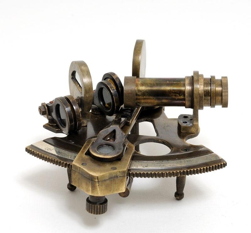 Brass Nautical Sextant in Leather Case Antique Style: Brass Nautical Sextant in Leather Case Antique Style Discover the charm of this exquisite brass nautical sextant, designed in an antique or vintage style. Perfect for collectors or as a decorative pie