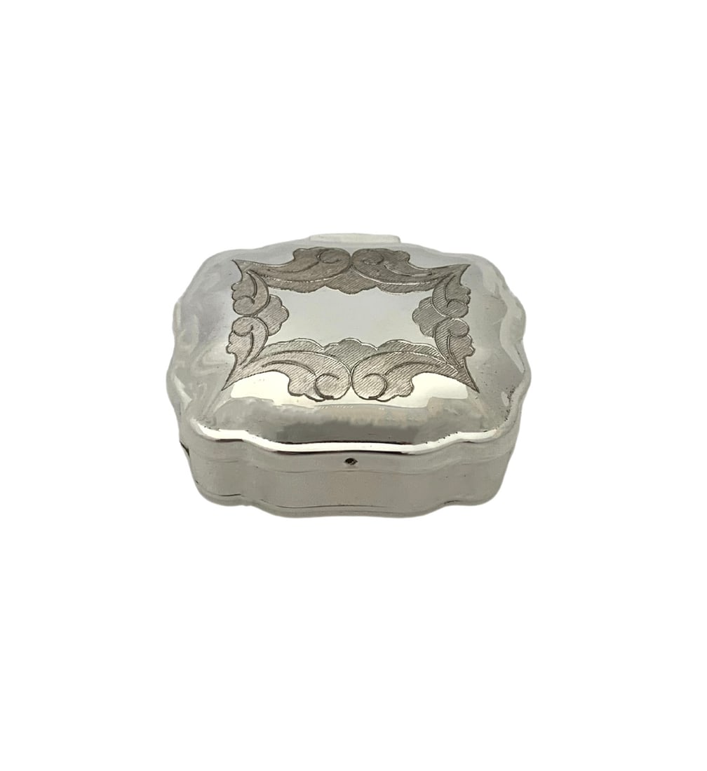 Handmade 925 Sterling Silver Modern Swirl Snuff Spice Box 0.50 x 1.75 x 2.25 Inches: Handmade 925 Sterling Silver Modern Swirl Snuff Spice Box 0.50 x 1.75 x 2.25 Inches Discover this exquisite handmade snuff spice box crafted from fine 925 sterling silver. Its modern design features a