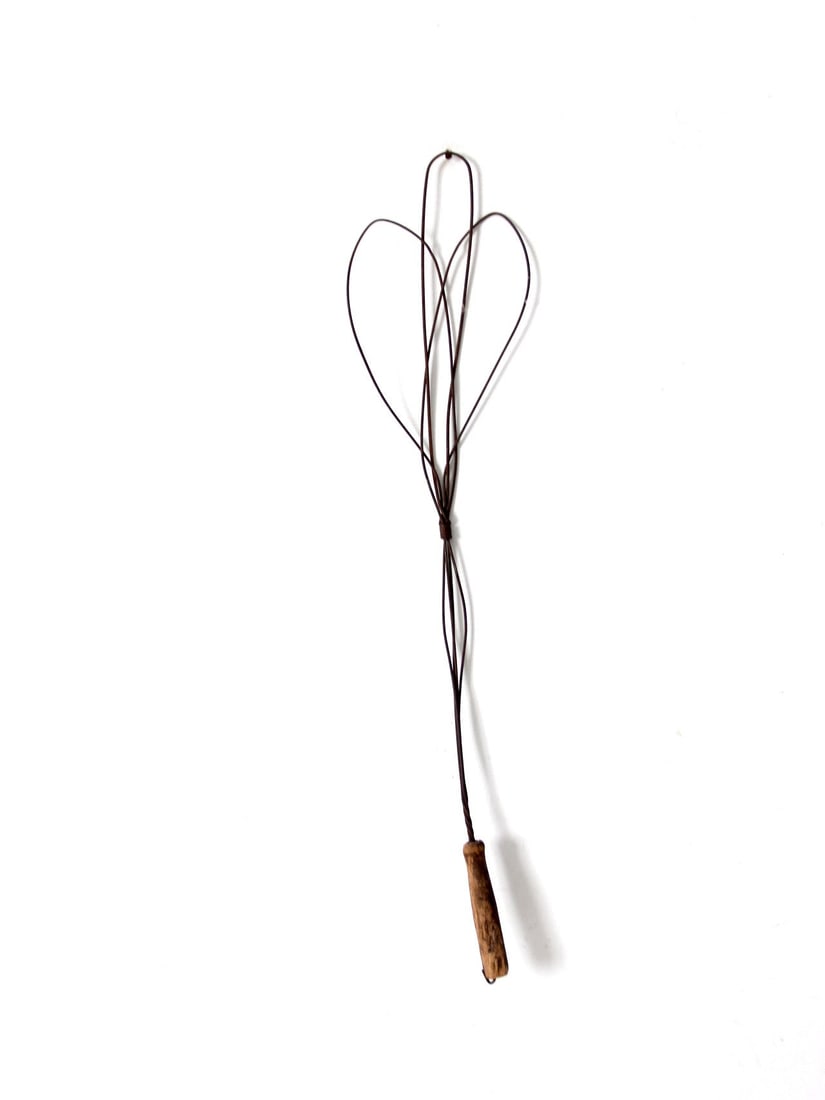 Vintage Honey-Comb Antique Rug Beater with Wooden Handle: Vintage Honey-Comb Antique Rug Beater with Wooden Handle Discover a charming antique rug beater, featuring a distinctive honey-comb twisted design. This vintage carpet beater is equipped with a sturdy