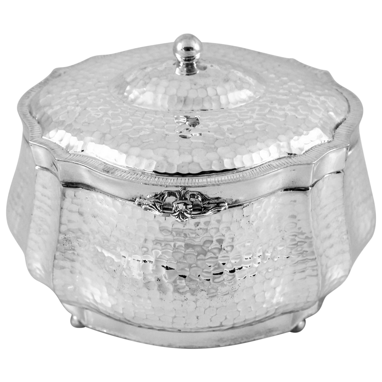 Vintage Sterling Silver Hammered Etrog Box 4 in Height 6.5 in Diameter: Vintage Sterling Silver Hammered Etrog Box 4 in Height 6.5 in Diameter This exquisite Sterling Hammered Etrog Box is a beautiful blend of tradition and craftsmanship. Measuring 4 in (10.16 cm) in heig