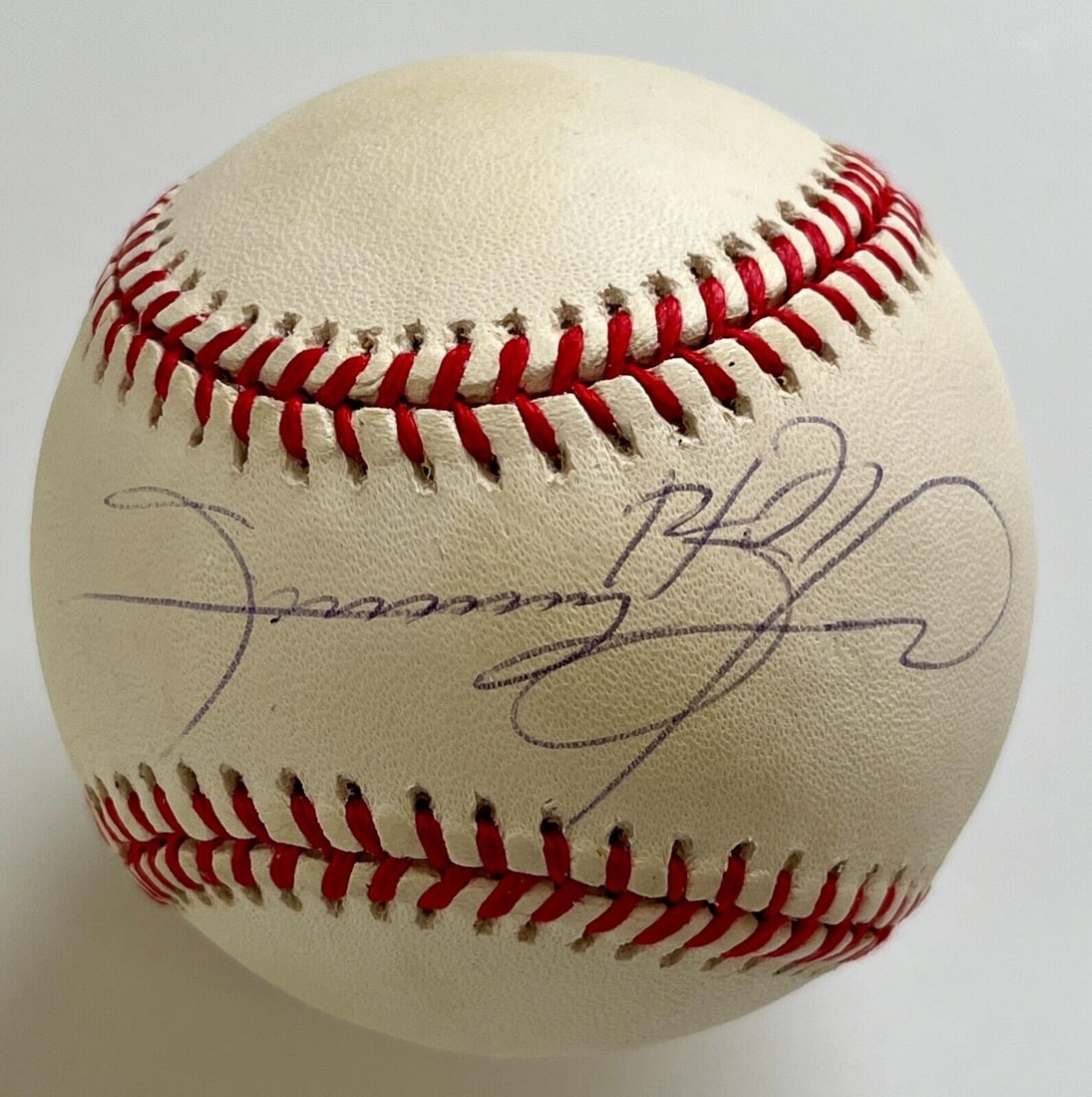 Vintage Sammy Sosa Signed National League Baseball Guaranteed Authentic: Vintage Sammy Sosa Signed National League Baseball Guaranteed Authentic This is a vintage National League baseball signed by former Chicago Cubs slugger Sammy Sosa. The official Rawlings baseball is p
