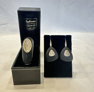 Roberto Coin 18K Gold Colored Diamond Wood Jewelry Set: Roberto Coin 18K Gold Colored Diamond Wood Jewelry Set Discover the elegance of this Roberto Coin jewelry suite, featuring a beautifully crafted bracelet and matching earrings. Made from luxurious 18K