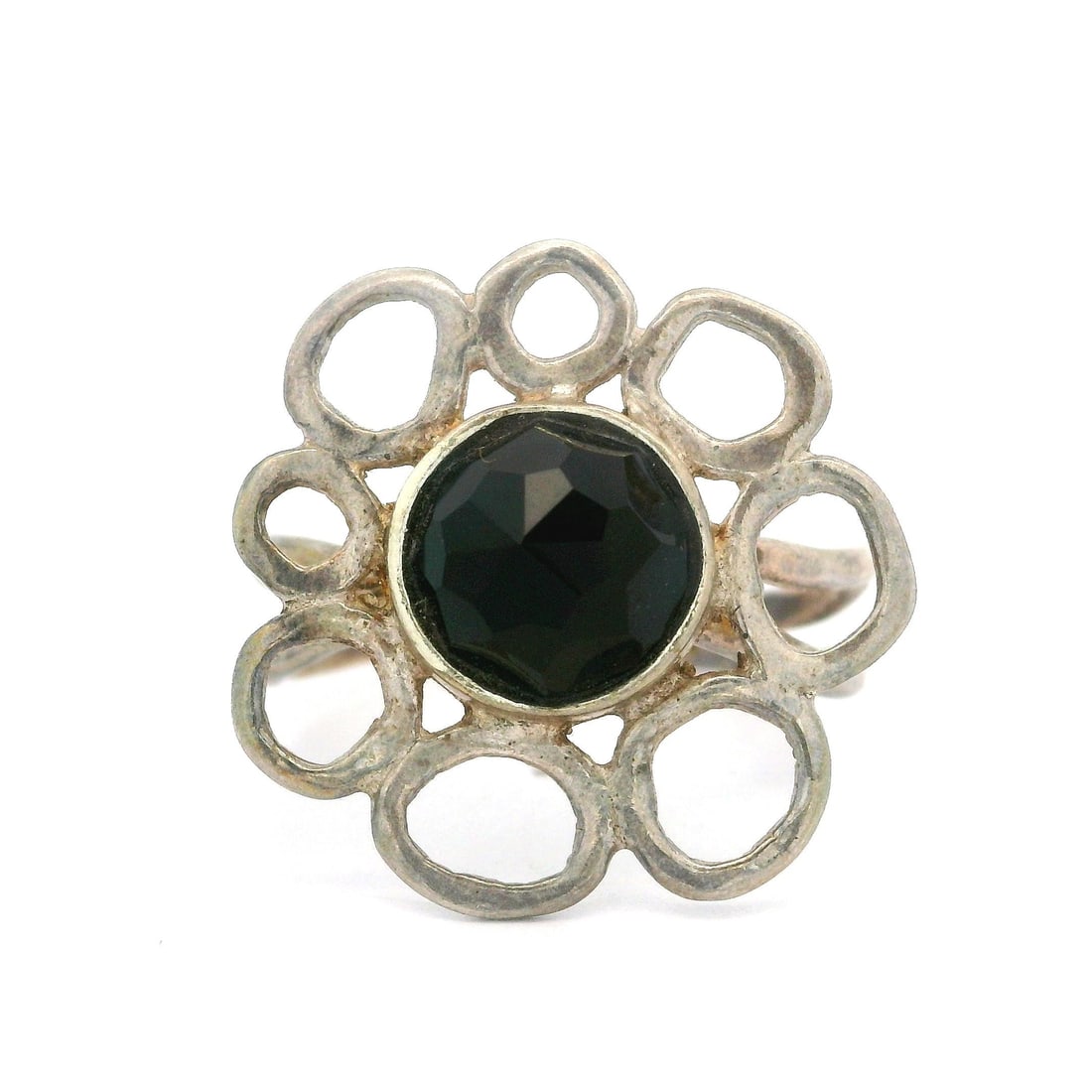 Vintage Sterling Silver Open Frame Black Onyx Flower Cocktail Ring: Vintage Sterling Silver Open Frame Black Onyx Flower Cocktail Ring Discover this stunning vintage cocktail ring featuring an abstract flower design. Crafted from high-quality sterling silver, this pie