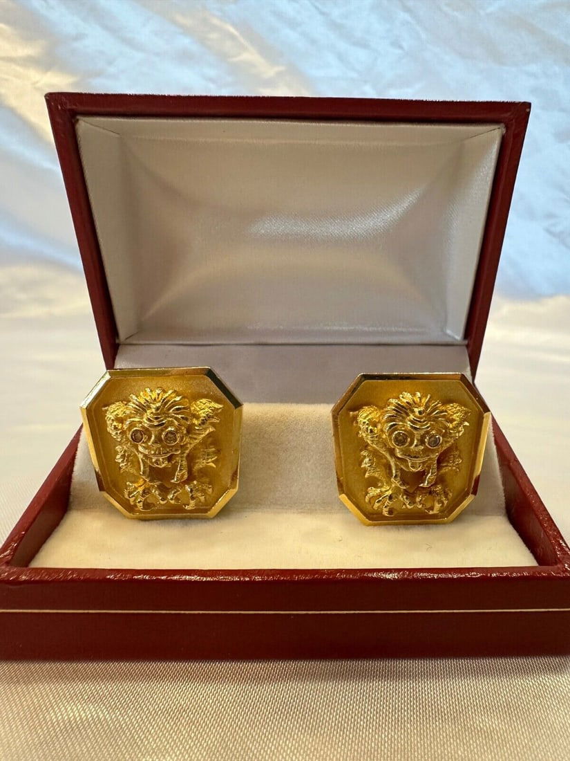 Henry Dunay 18K Yellow Gold Cufflinks with Yellow VS Diamonds: Henry Dunay 18K Yellow Gold Cufflinks with Yellow VS Diamonds Discover the exquisite craftsmanship of these Henry Dunay cufflinks, beautifully crafted in 18k yellow gold. Each cufflink showcases stunn