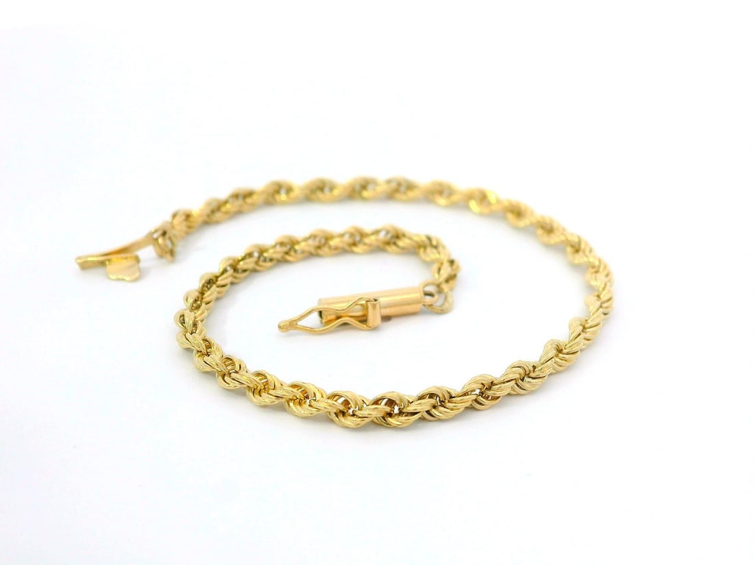 Elegant 14k Yellow Gold Petite Rope Chain Bracelet: Elegant 14k Yellow Gold Petite Rope Chain Bracelet Adorn your wrist with this elegant petite bracelet crafted from 14k yellow gold. Featuring a classic rope chain design, this pre-owned piece is perfe