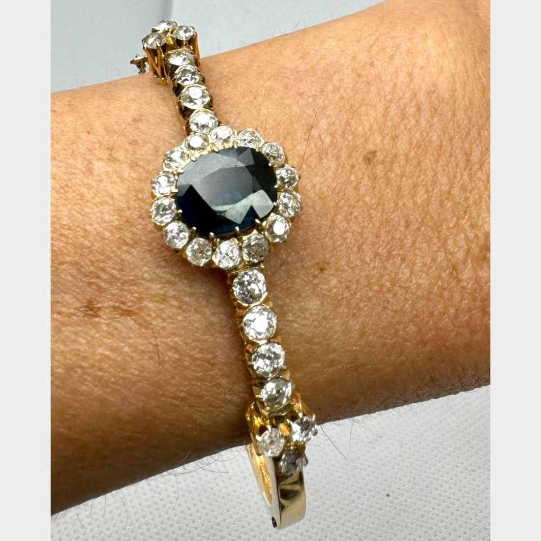 Victorian 18K Yellow Gold GIA Certified No-Heat Sapphire Diamond Bangle 4.00 Ct: Victorian 18K Yellow Gold GIA Certified No-Heat Sapphire Diamond Bangle 4.00 Ct This exquisite Victorian bangle showcases an elegant design crafted from 18K yellow gold. It is set with a stunning GIA 