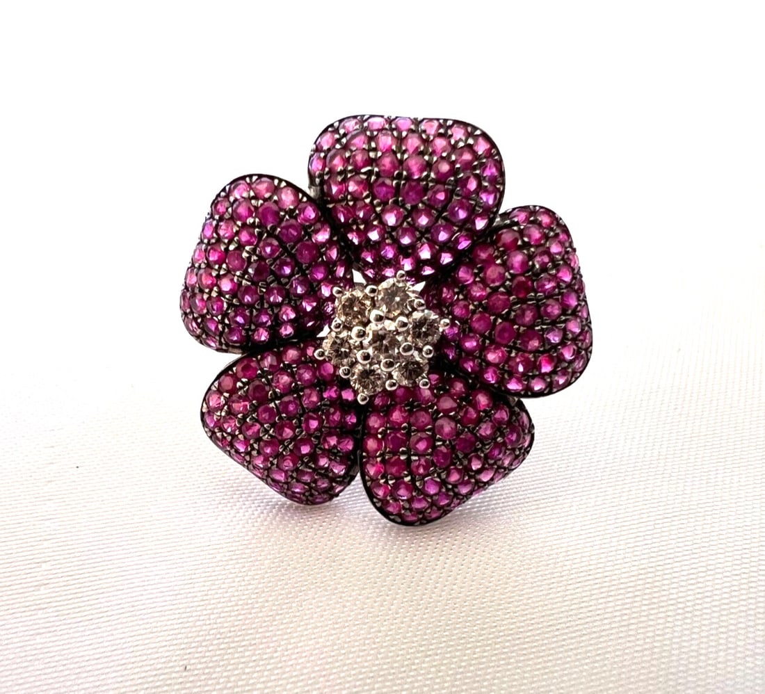 French 18K White Gold Diamond Ruby Ring Size 6 Hallmarked: French 18K White Gold Diamond Ruby Ring Size 6 Hallmarked This exquisite French ring features a stunning combination of 18K white gold, diamond, and ruby. With a size of 6, this ring showcases approxi