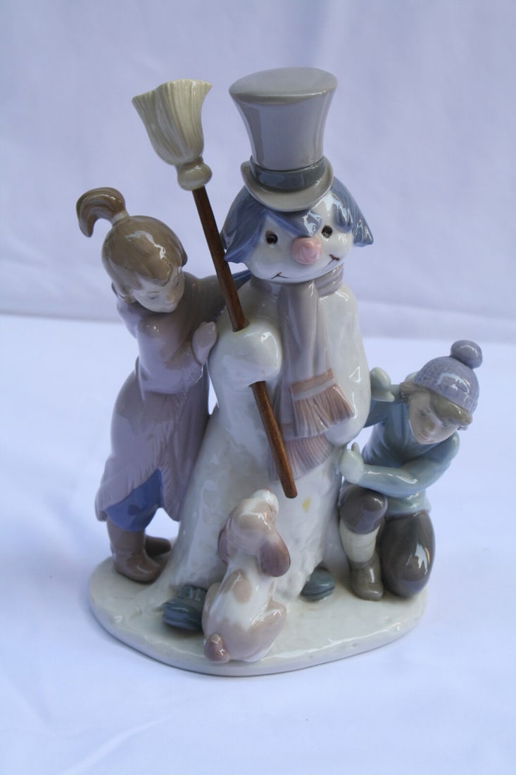 Lladro Hand-Painted Snowman Figurine with Kids 8in Signed Spain: Lladro Hand-Painted Snowman Figurine with Kids 8in Signed Spain This exquisite hand-painted porcelain figurine from Lladro captures the joyful essence of winter, depicting children playing with a snow