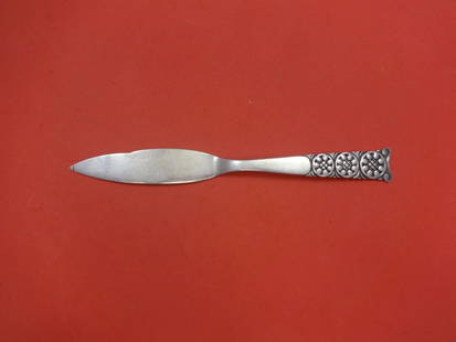 Georg Jensen Dahlia Sterling Silver Fish Knife 8 5/8": Georg Jensen Dahlia Sterling Silver Fish Knife 8 5/8" Discover the elegance of the Dahlia pattern by Georg Jensen with this exquisite sterling silver fish knife. Measuring 8 5/8" in length, this flat