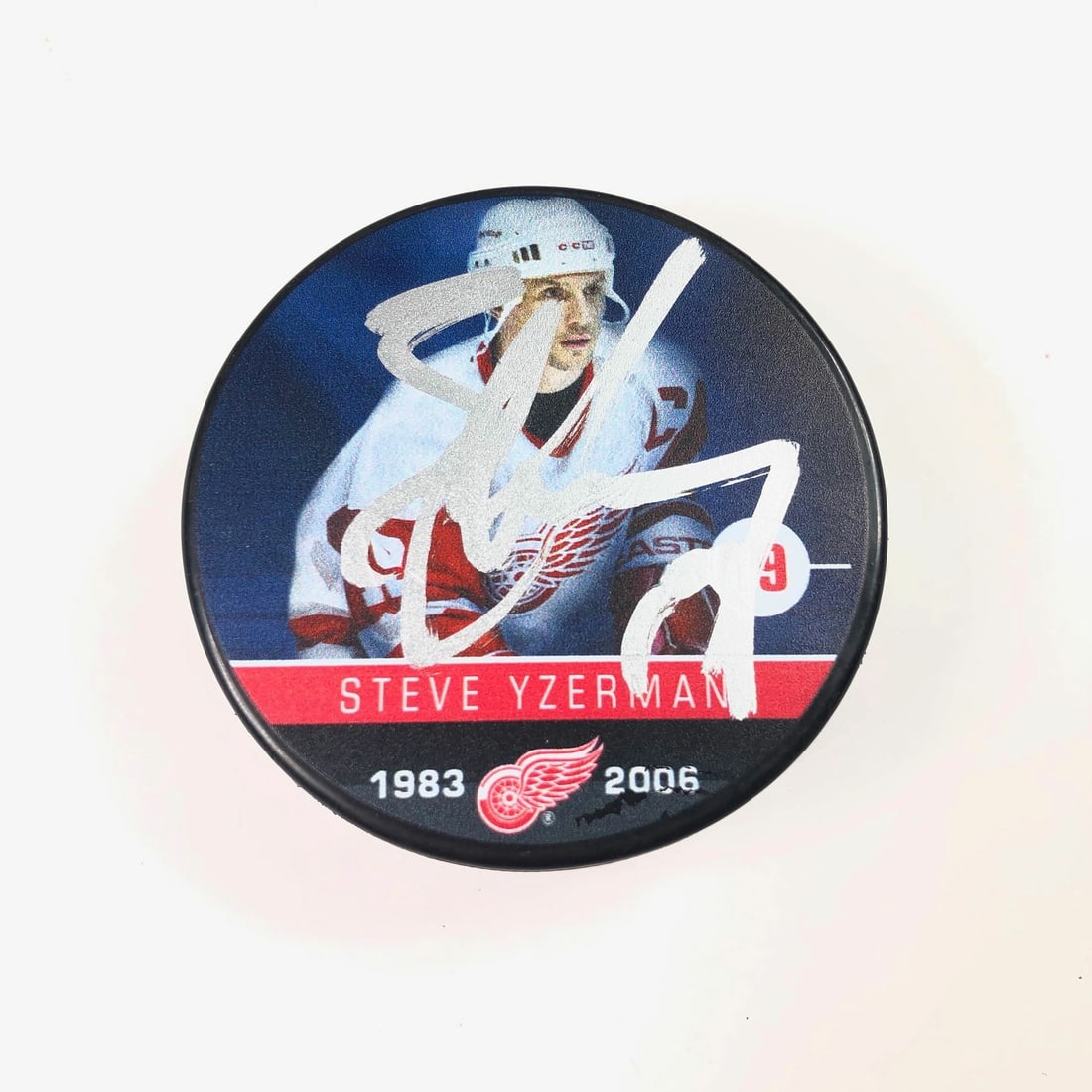 Steve Yzerman Autographed Hockey Puck PSA/DNA Detroit Red Wings: Steve Yzerman Autographed Hockey Puck PSA/DNA Detroit Red Wings This is an original hockey puck autographed by Steve Yzerman, a legendary player known for his time with the Detroit Red Wings. The auth